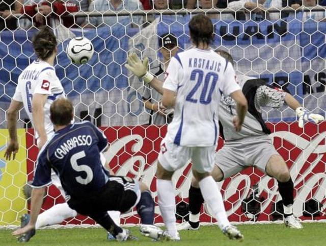 1669882294990018891.jpg esteban-cambiasso-marca-con-la-seleccion-argentina-un-gol-ante-serbia-en-el-mundial-2006--tv.jpg