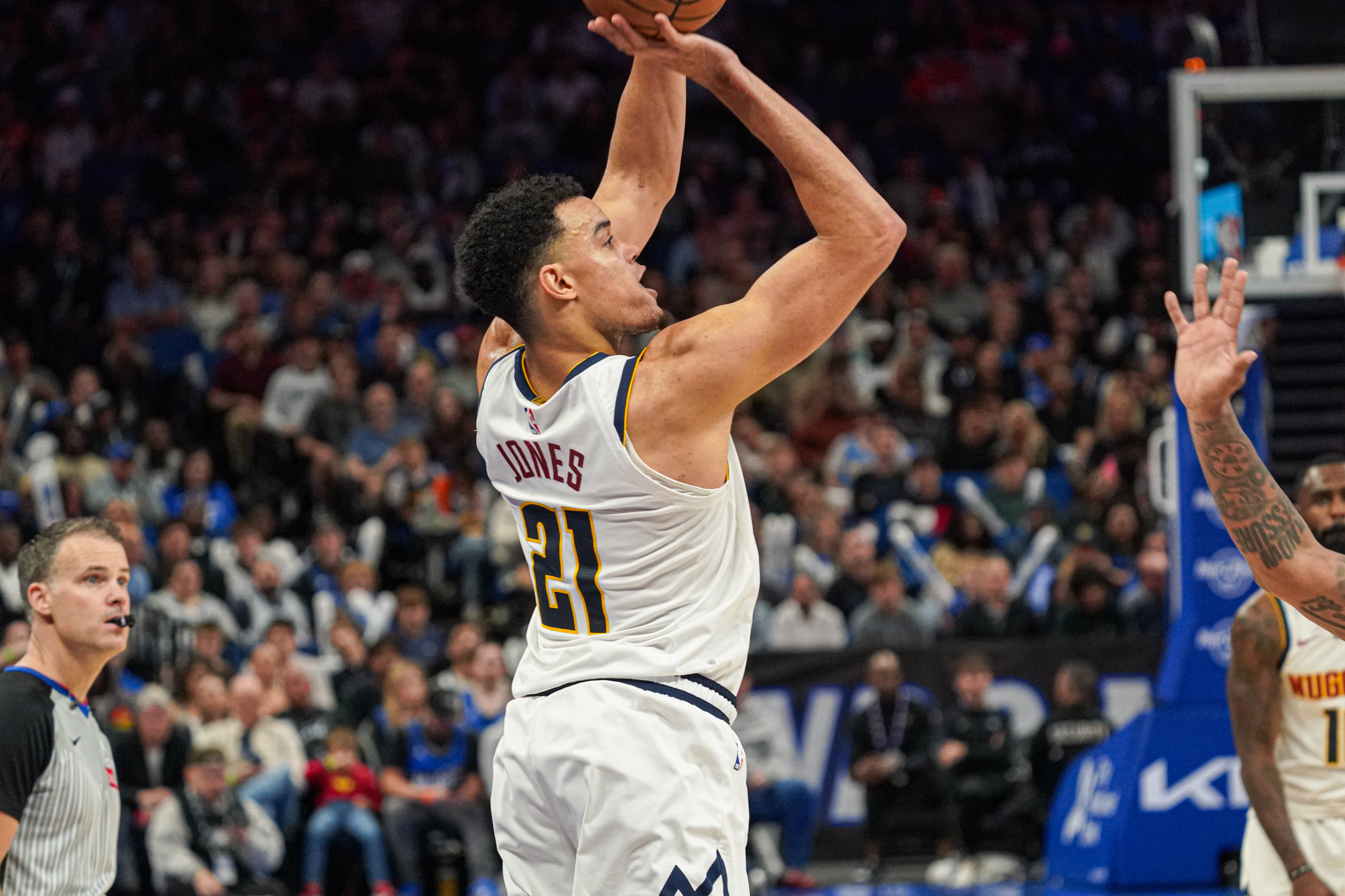 开云-Stein:掘金探索阵容末段交易选项 想要避税并将斯潘塞·琼斯转正